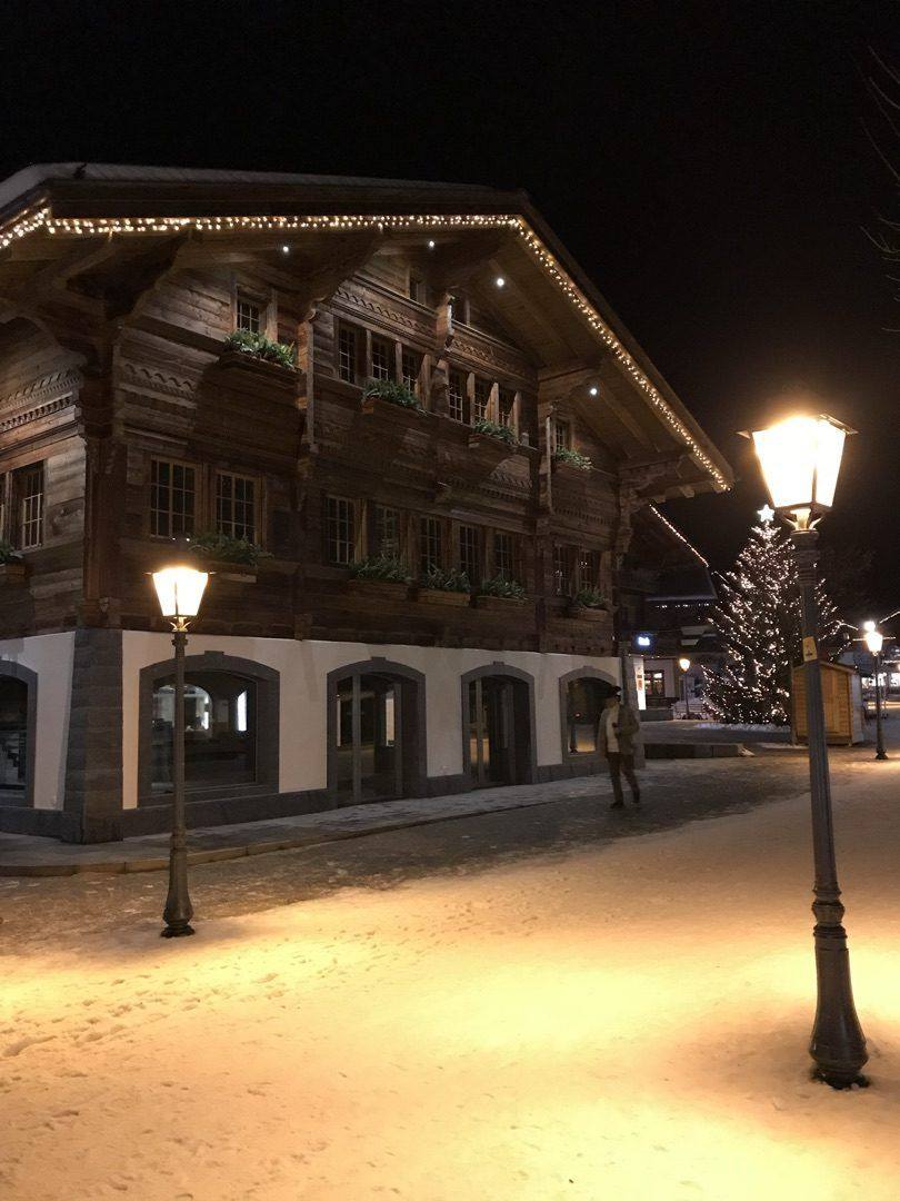 Traditionelles Chalet in Gstaad bei Nacht