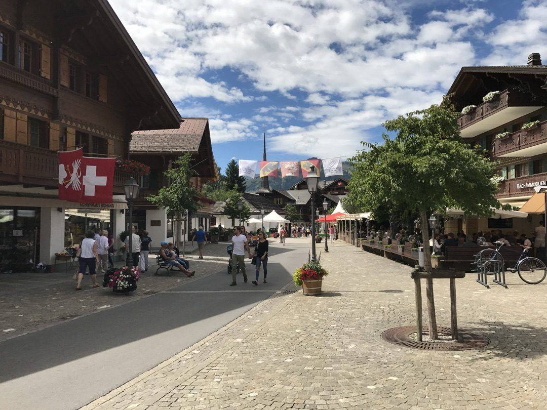 Gstaad Dorfplatz im Sommer