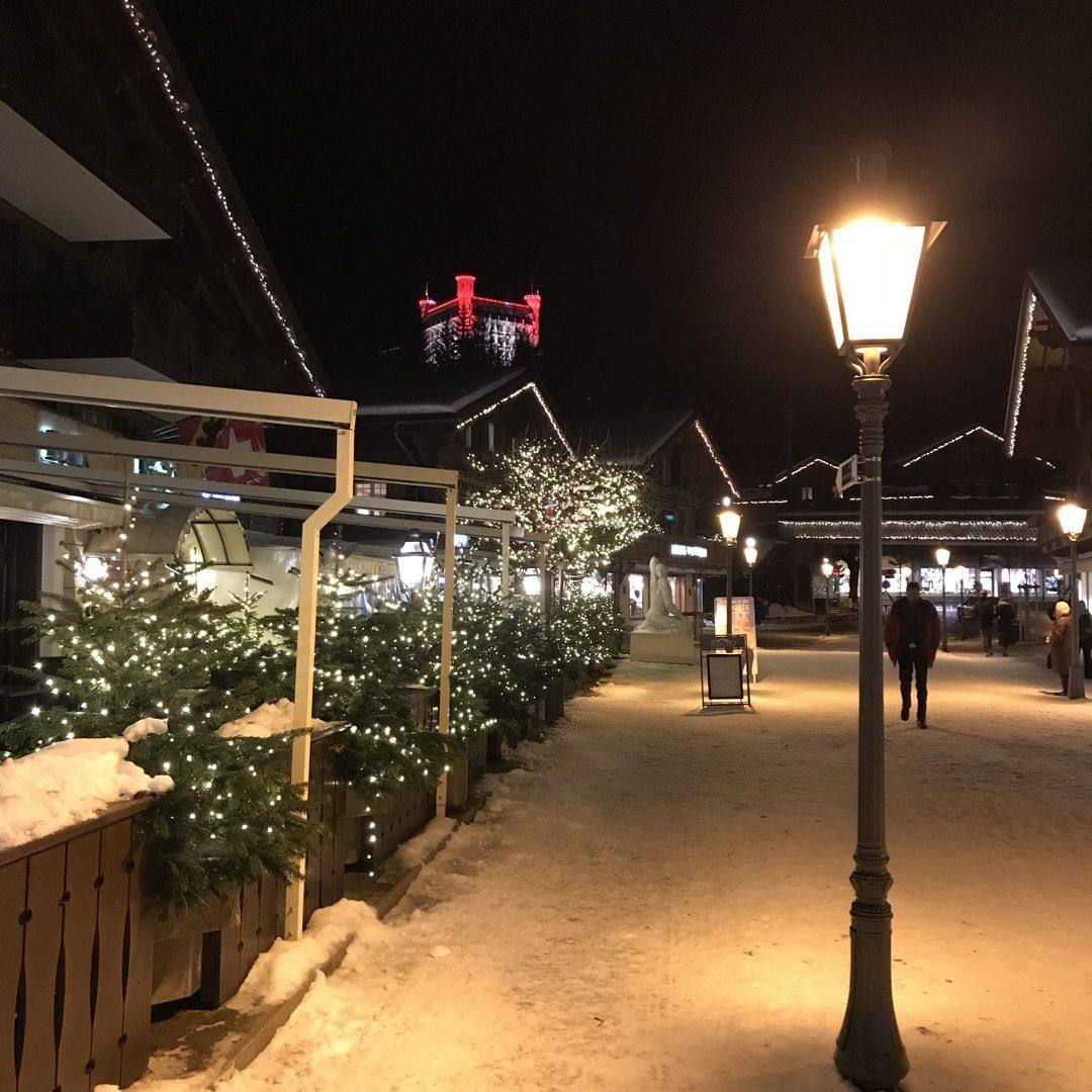 Gstaad Promenade bei Nacht mit Lichterketten