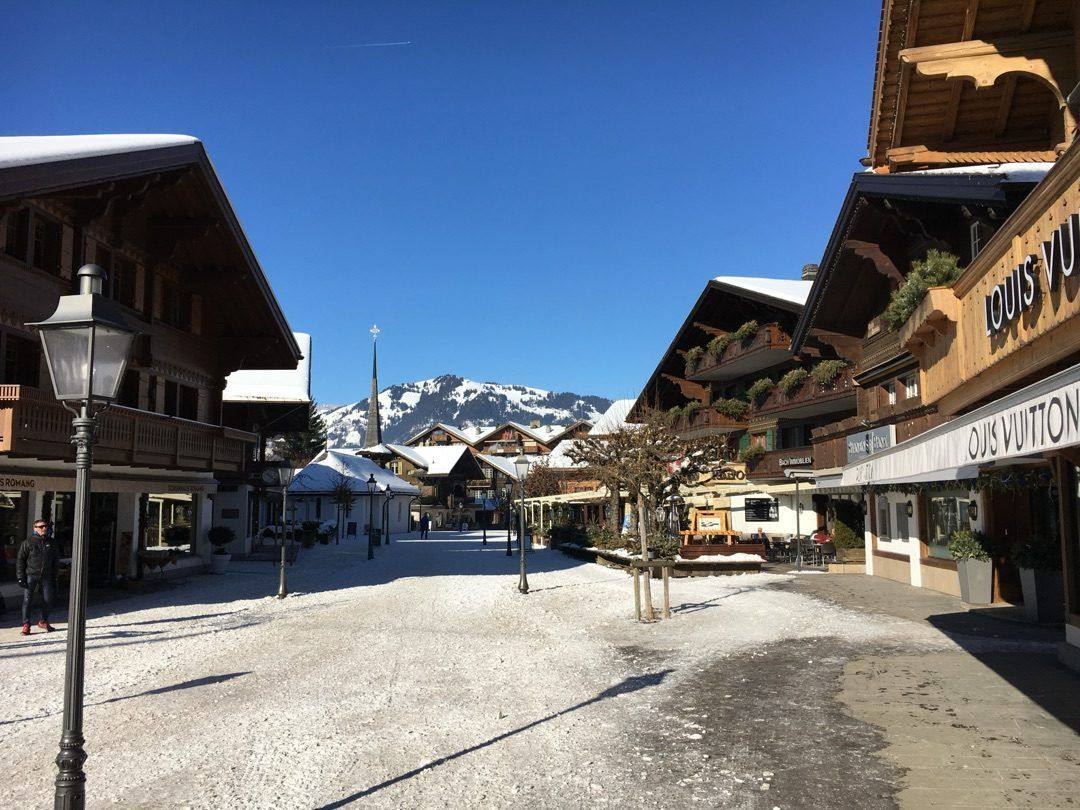 Gstaad Promenade im Winter mit Luxus-Boutiquen