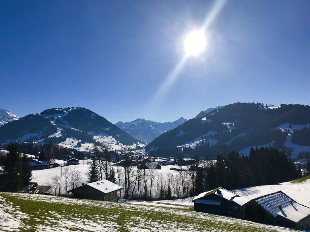 Winter-Panorama Saanenland mit Sonne