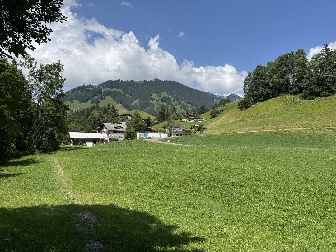 Grundstück Bona Vita im Sommer mit Bergpanorama