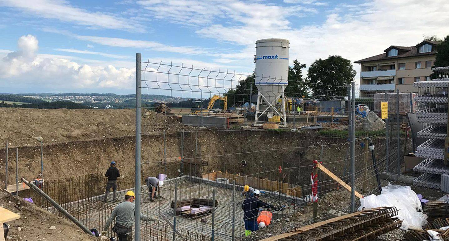 Fertiggestelltes Bonaria-Projekt — Luftaufnahme im Saanenland
