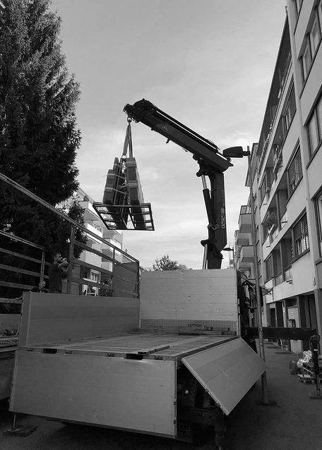 Montage von Glaselementen per Kran