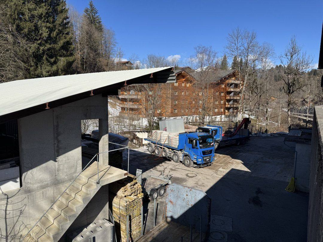 Baustelle mit Lieferung und Rohbau