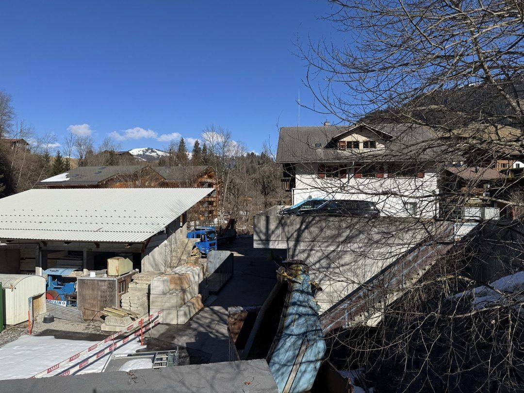 Projektgelände im Winter mit Chalets im Hintergrund