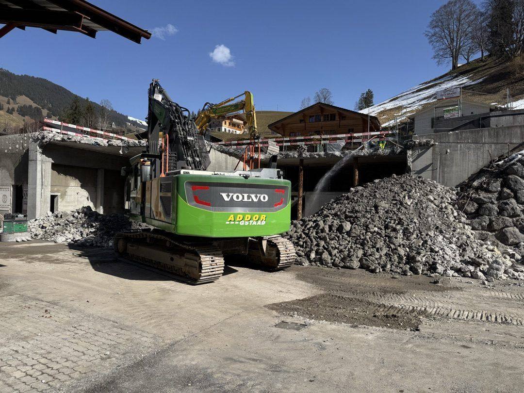 Volvo-Bagger beim Rückbau